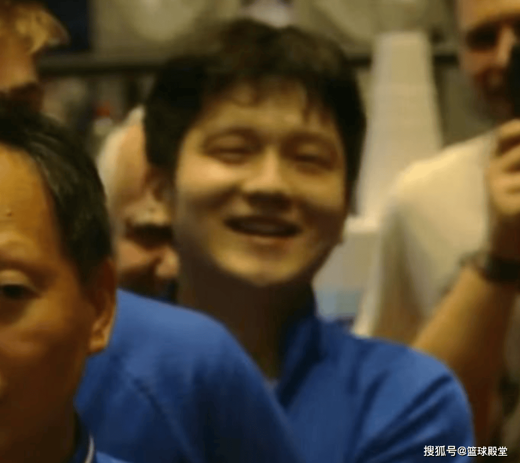 萨尔布吕肯欧冠夺冠!樊振东与全队庆祝,全程开心,捧杯展兴奋!
